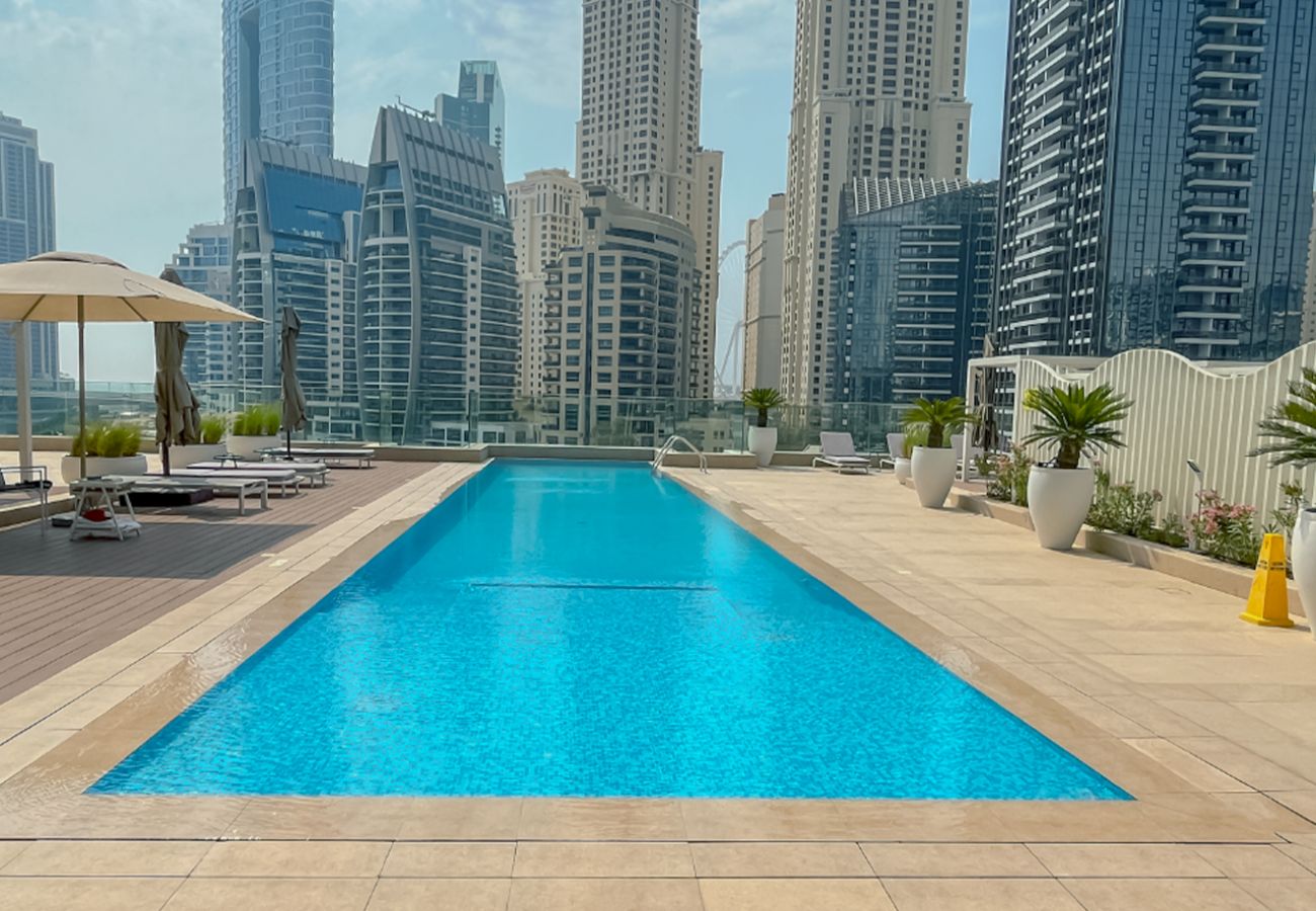 Apartment in Dubai - Lush 1BR in Stella Maris, Marina, City View