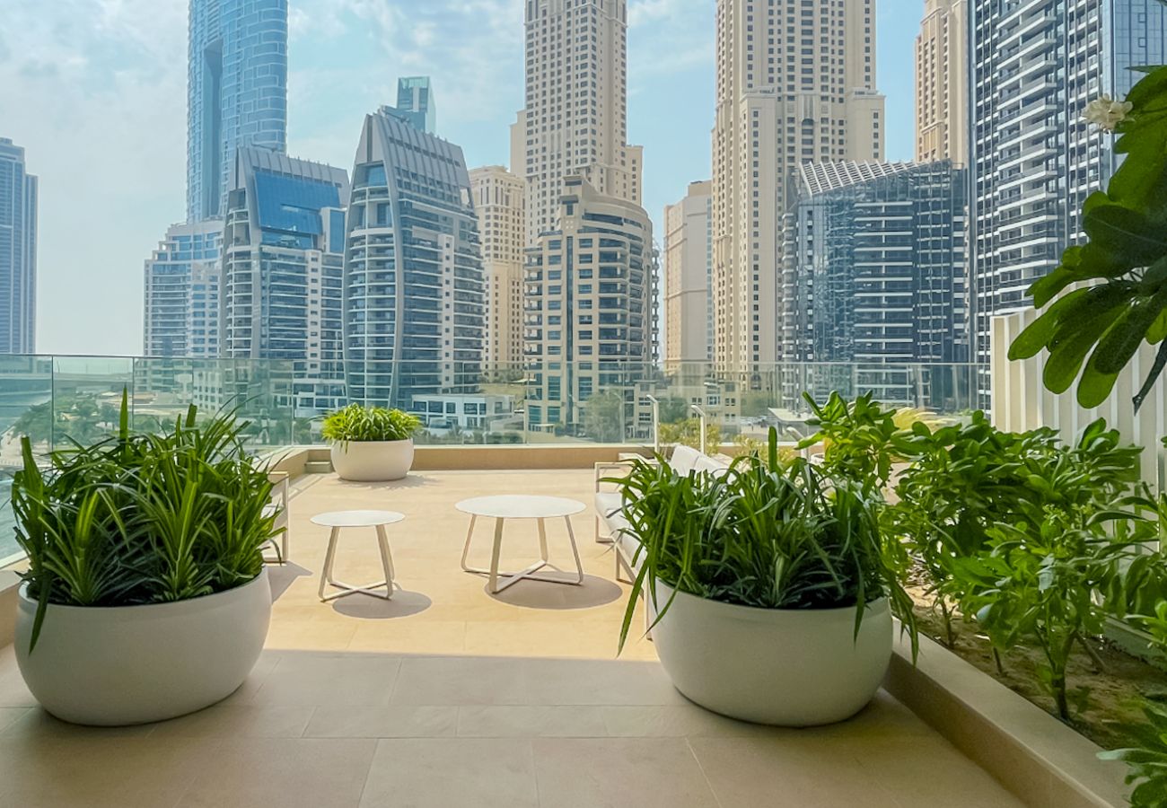 Apartment in Dubai - Lush 1BR in Stella Maris, Marina, City View