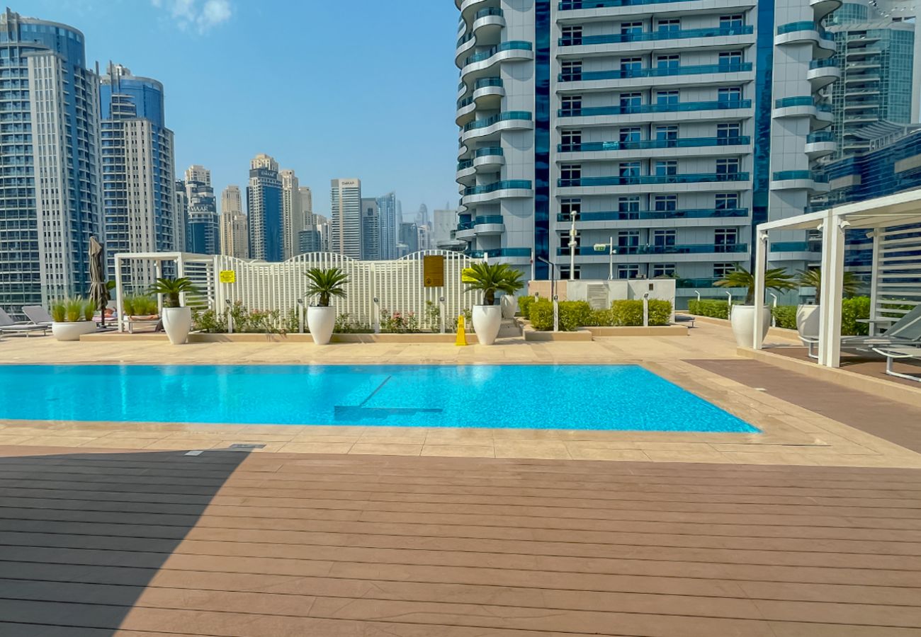 Apartment in Dubai - Lush 1BR in Stella Maris, Marina, City View