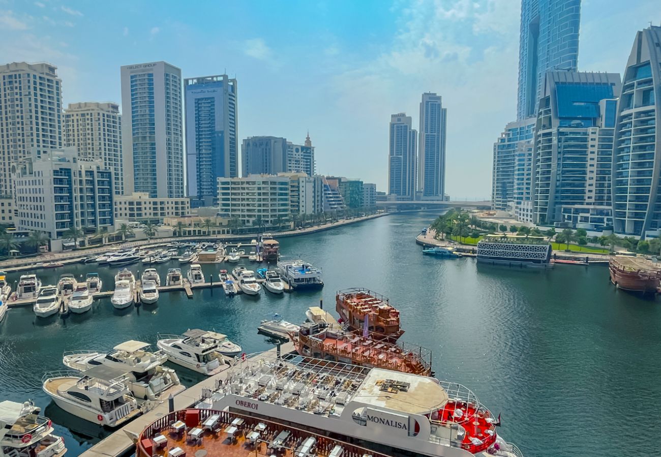 Apartment in Dubai - Lush 1BR in Stella Maris, Marina, City View