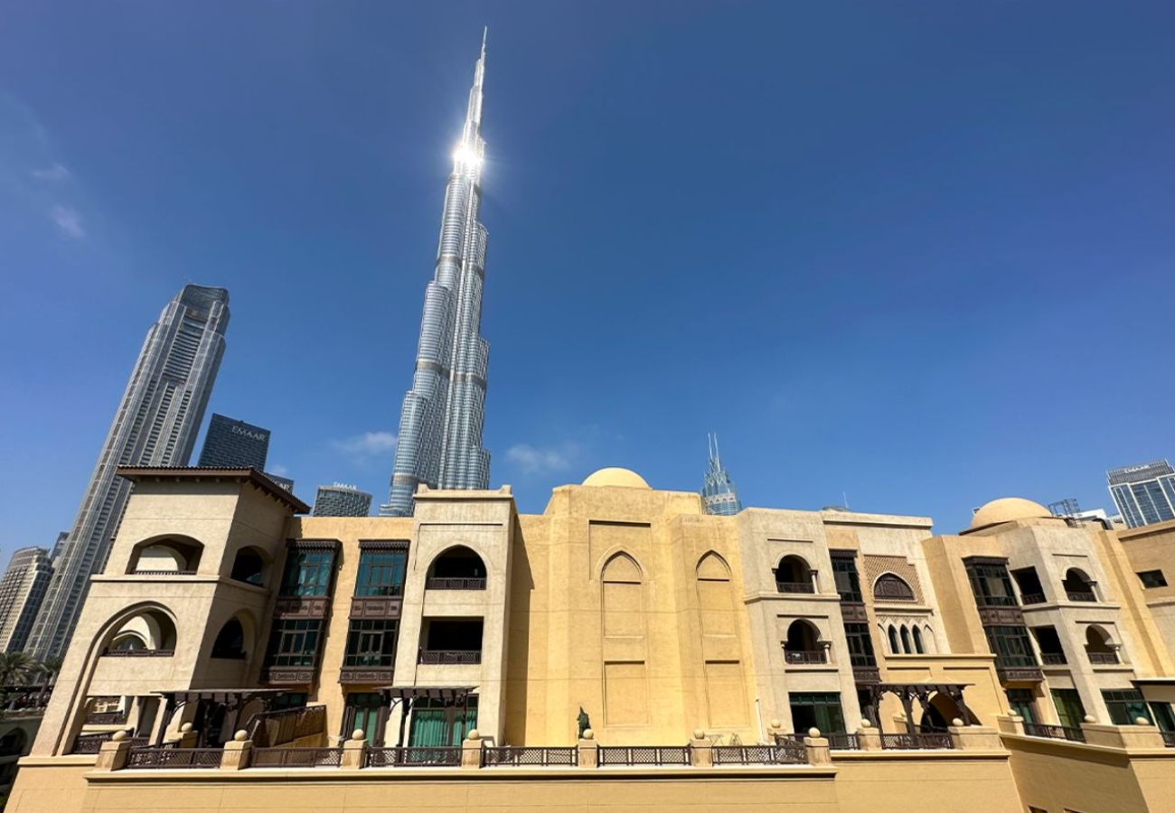 Apartment in Dubai - Upgraded 1BR in Downtown with Burj Khalifa View