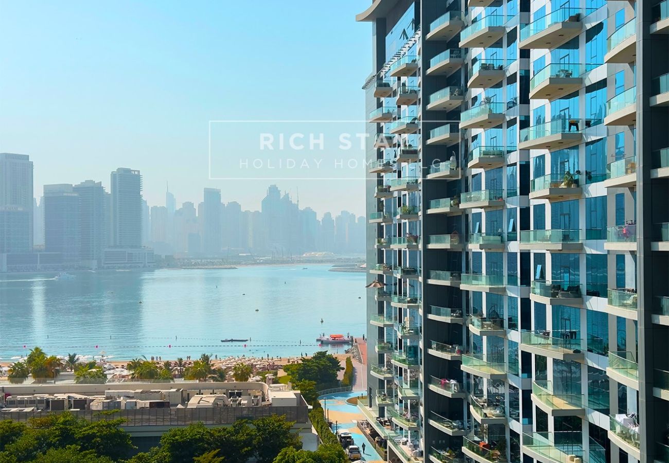 Apartment in Dubai - Beach-View 1BR in Seven Palm, Palm Jumeirah