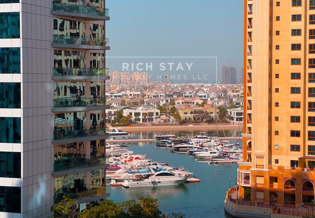 Apartment in Dubai - Beach-View 1BR in Seven Palm, Palm Jumeirah