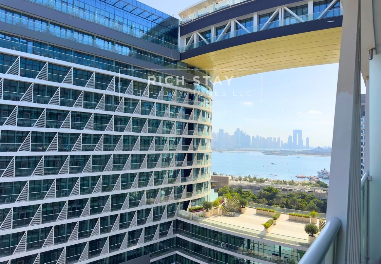 Apartment in Dubai - Seven Palm Escape: 1BR in Palm Jumeirah